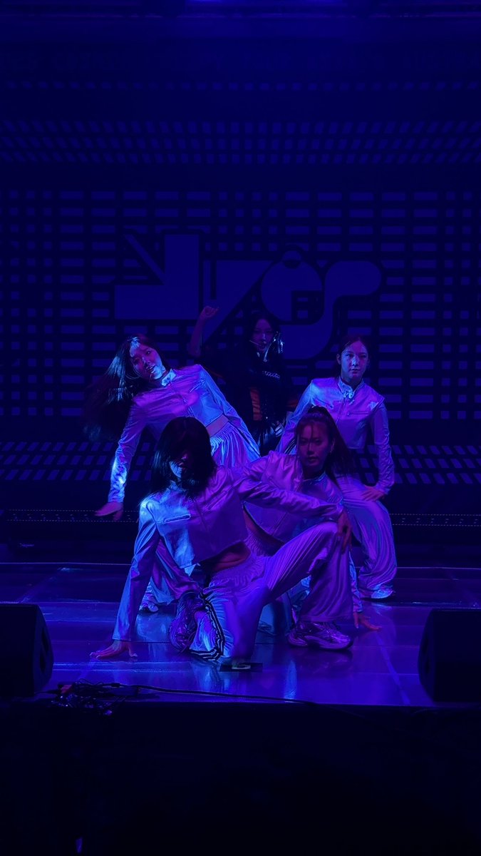 pose heejin SAW YVESSS tweet media