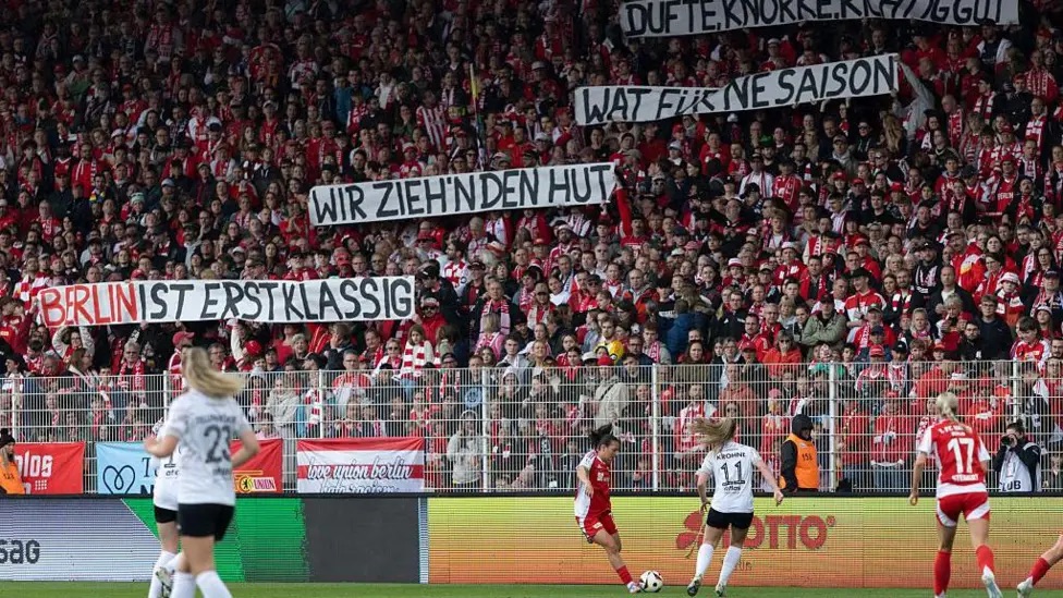 WomensGameMIB's tweet image. &apos;We don&apos;t go to football, we go to Union Berlin&apos; ❤️

Union Berlin, a fan-owned club that turned pro 2 years ago, is making its debut in the Frauen-Bundesliga &amp;amp; already has the 4th highest avg attendance in Europe. Built on passion, fan power, &amp;amp; unity across men&apos;s + women&apos;s teams
