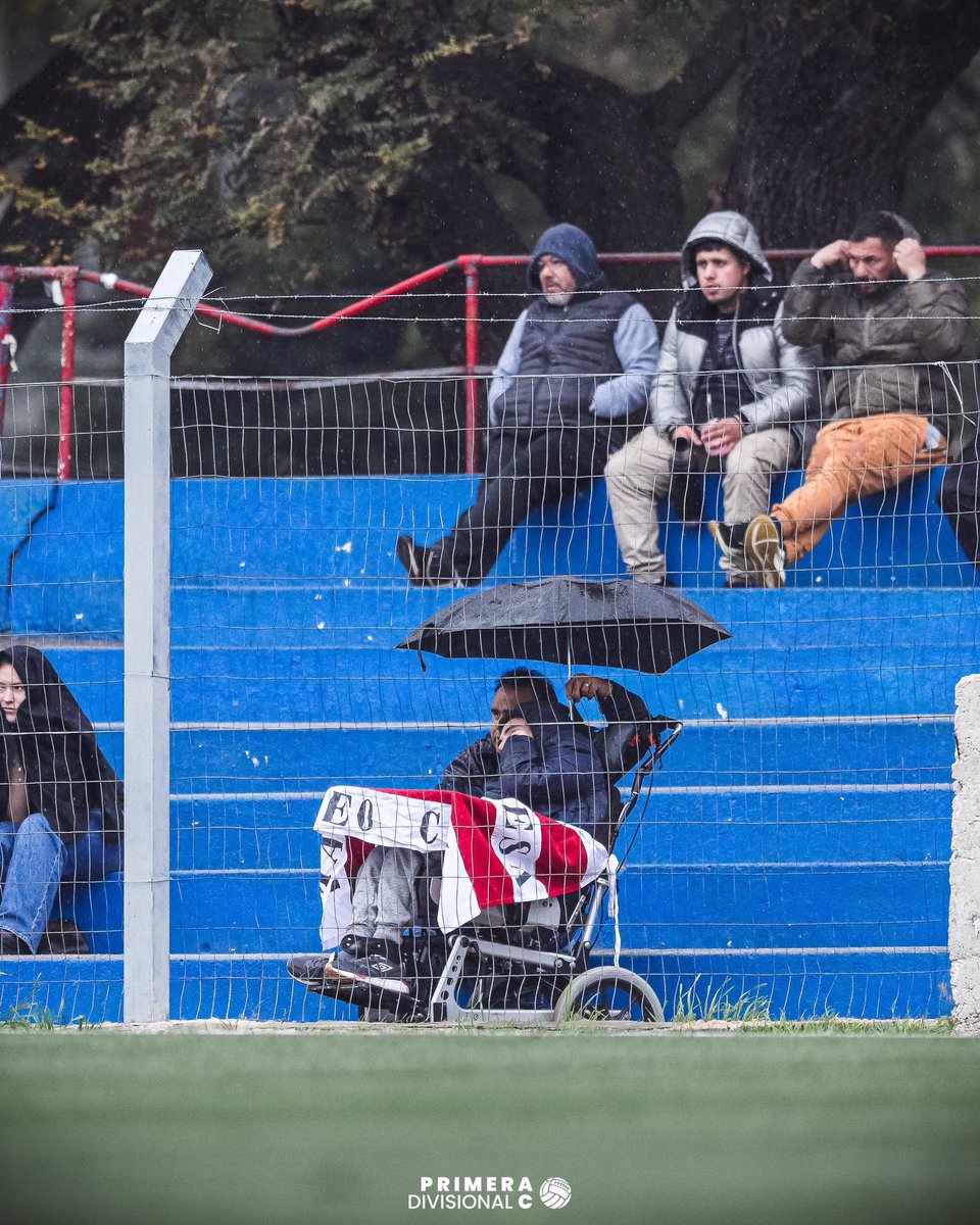 DivisionalCAUF's tweet photo. “22 tipos corriendo atrás de una pelota” https://t.co/ywvcm73upg