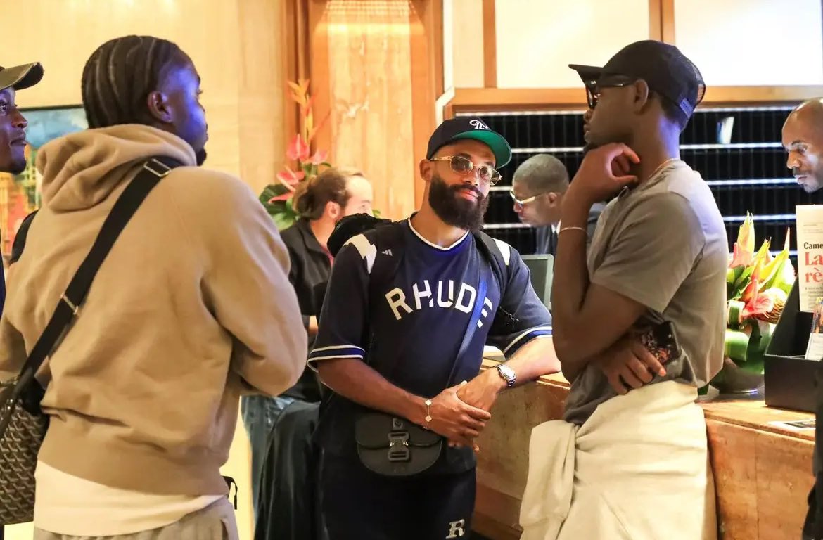 🔵 THREAD 🔵

Je note les tenues des joueurs à leurs arrivés au rassemblement.👕🧢👟