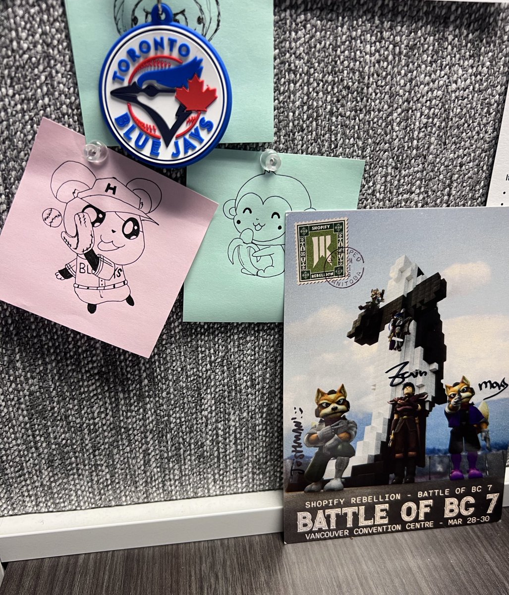 buttbutthut's tweet photo. rate the work desk set up https://t.co/4PhIGAL24v
