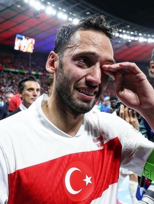 Özür dileriz kaptan. Galatasaray taraftarı seninle gurur duyuyor. <a href="/hakanc10/">Hakan Çalhanoğlu</a>