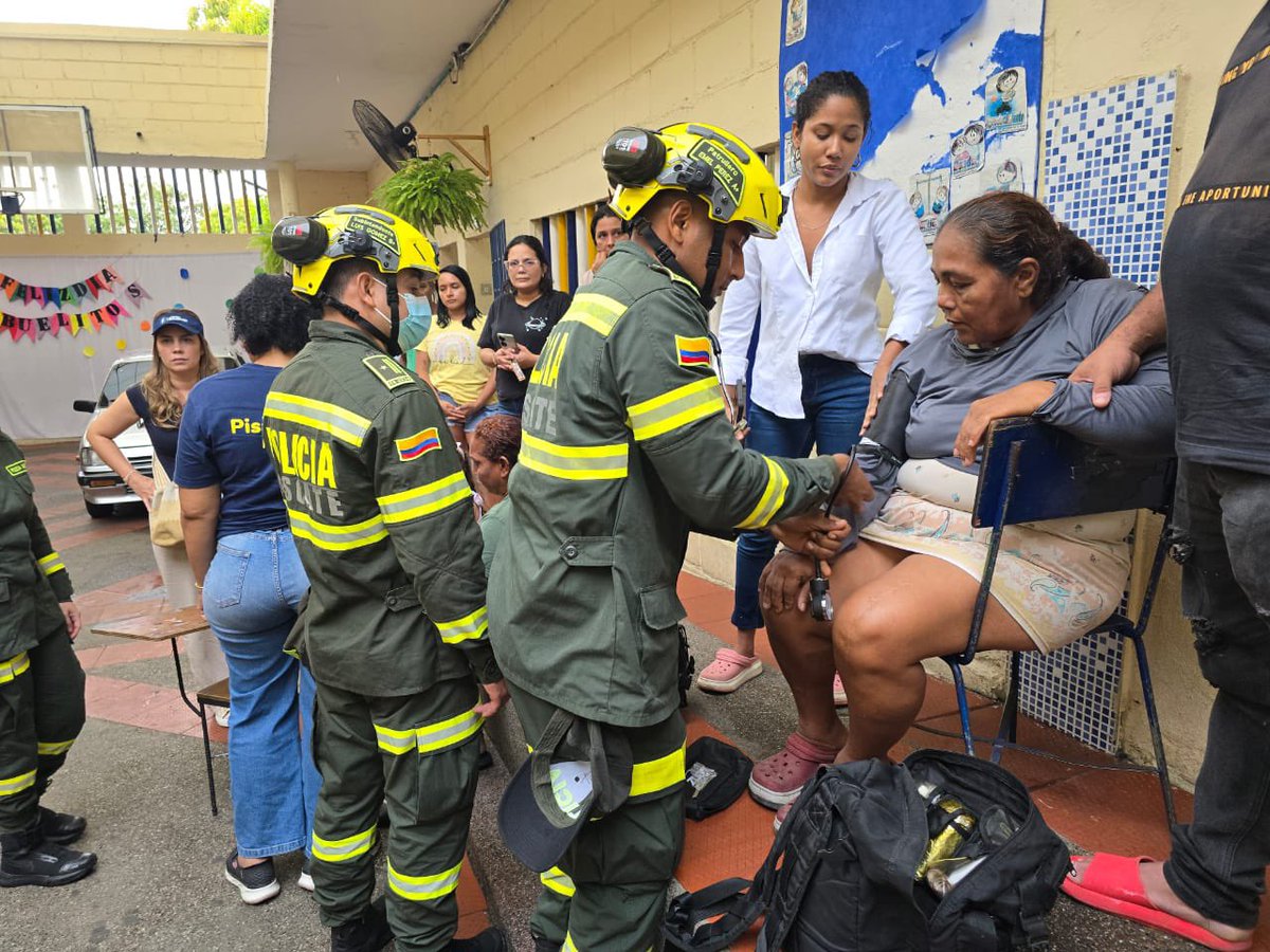 SNGRDColombia's tweet photo. #SNGRDPolicía | Tras el vendaval que afectó algunos barrios del municipio de Soledad, Atlántico, el grupo PONALSAR de la @PoliciaColombia, en coordinación con @COL_EJERCITO y demás entidades del SNGRD, continúa brindando asistencia a las familias damnificadas.  

#SNGRDSomosTodos https://t.co/Kfkn7YqQxC