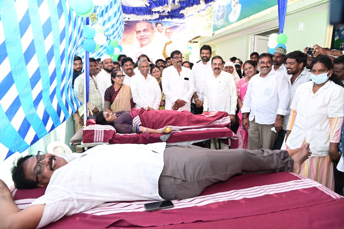 PCSR_Official's tweet photo. నెల్లూరు  వైఎస్ఆర్ కాంగ్రెస్ పార్టీ  జిల్లా కార్యాలయంలో  దివంగత ముఖ్యమంత్రి *వైయస్ రాజశేఖర్ రెడ్డి గారి వర్ధంతి* కార్యక్రమానికి హాజరై నివాళులర్పించిన..

*ఎమ్మెల్సీ పర్వత రెడ్డి చంద్రశేఖర్ రెడ్డి.*
----------------------------

 వైఎస్ఆర్సిపి జిల్లా అధ్యక్షులు *కాకాణి గోవర్ధన్ రెడ్డి* గారు, నెల్లూరు పార్లమెంట్ పరిశీలకులు *జంకె వెంకటరెడ్డి.. గారు*. మహిళా విభాగం రాష్ట్ర వర్కింగ్ ప్రెసిడెంట్  *కాకాణి పూజితమ్మ గారు* మరియు వైఎస్ఆర్సిపి నేతలతో కలిసి.ఎమ్మెల్సీ *పర్వత రెడ్డి చంద్రశేఖర్ రెడ్డి. గారు* నెల్లూరు వైఎస్ఆర్సిపి జిల్లా కార్యాలయంలో *వై ఎస్ రాజశేఖర్ రెడ్డి* గారి వర్ధంతి కార్యక్రమానికి హాజరై..*రాజశేఖర్ రెడ్డి* విగ్రహానికి పూలమాల వేసి నివాళులర్పించారు
 
*మహానేత  వైయస్ రాజశేఖర్ రెడ్డి.. ప్రజలకు అందించిన సుపరిపాలనను, ఆయన తీసుకొచ్చిన సంస్కరణలను నేతలు గుర్తు చేసుకున్నారు.*

 *ఈ సందర్భంగా ఏర్పాటుచేసిన రక్తదాన శిబిరంలో పాల్గొని.. రక్తదానం చేసిన దాతలను.. నేతలు అభినందించారు.* 

ఈ కార్యక్రమంలో వైఎస్ఆర్ కాంగ్రెస్ పార్టీ నాయకులు కార్యకర్తలు పాల్గొన్నారు.