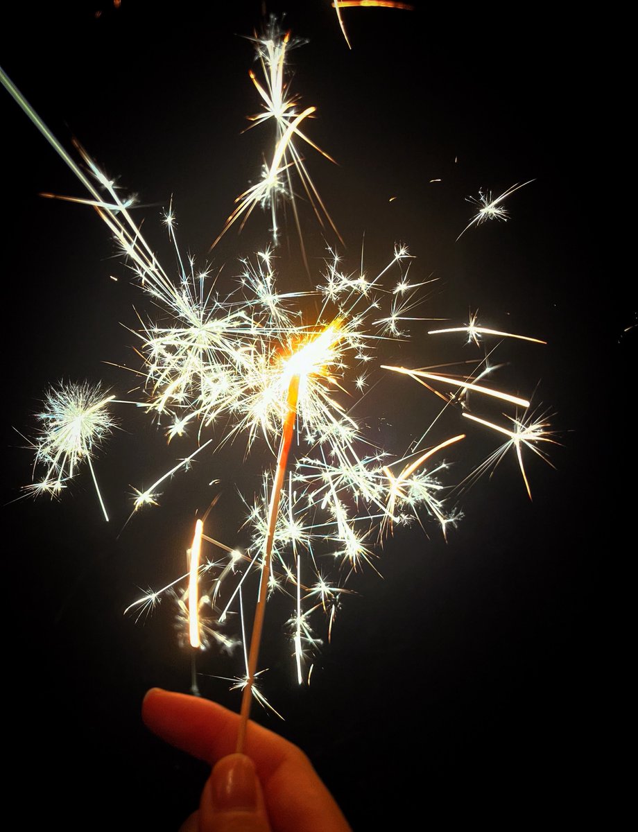 こんな時間に1人で花火してるのうちぐらいだろ
