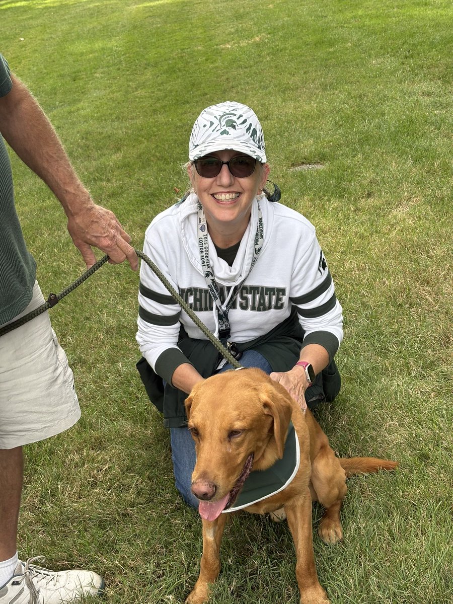 Thanks for taking a minute during your break to take a picture with me <a href="/MSUZeke/">Zeke 🥏 the Wonderdog🐕</a>