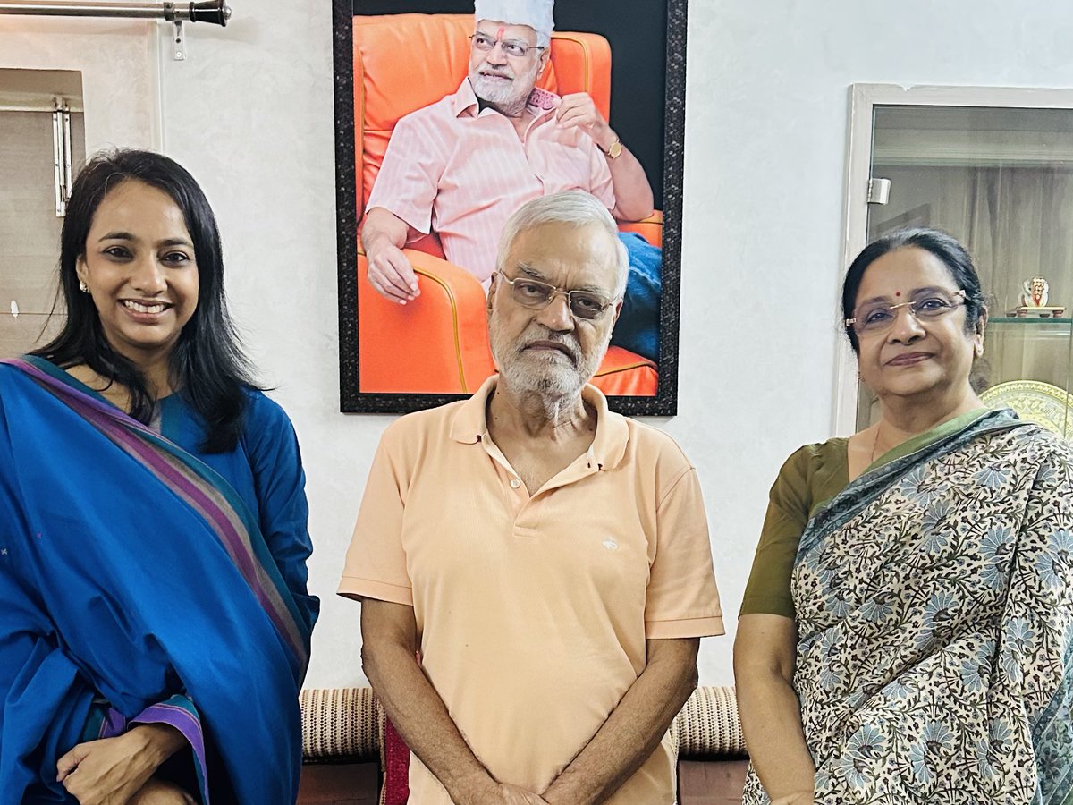 vibhamathur10's tweet image. आज विधानसभा के पूर्व अध्यक्ष @drcpjoshi जी  से मुलाकात कर उन्हें पूर्व मुख्यमंत्री शिवचरण माथुर जी और स्वतंत्रता सेनानी व महिला आश्रम की पूर्व अध्यक्ष श्रीमती सुशीला देवी माथुर जी की मूर्ति अनावरण कार्यक्रम और श्री शिवचरण माथुर विकास एवं सेवा संस्थान के कार्यालय के लोकार्पण…