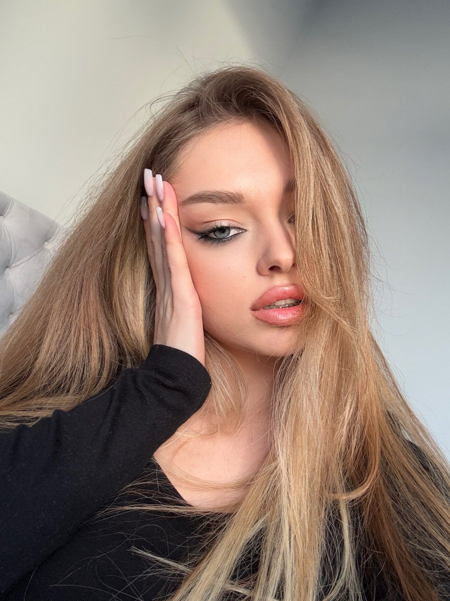 LchoChin's tweet photo. Do you like my makeup? https://t.co/tMx2tXAErY