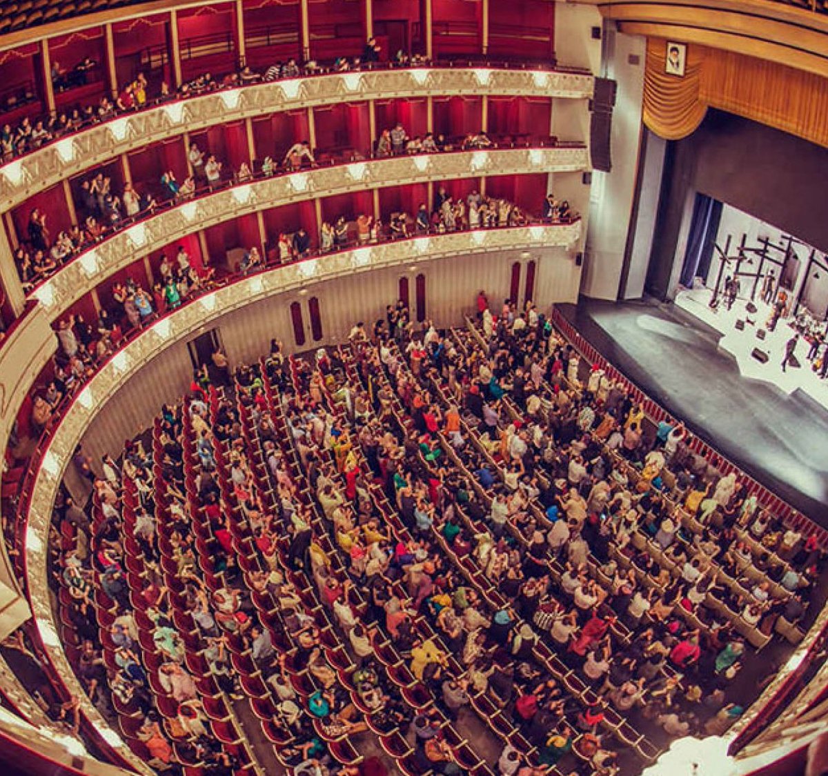 Organoponico1's tweet image. از واکنشها به #کنسرت_شجریان حرص نخوریم.
خوشحال باشیم برای بیشمار تهرانی‌هایی که از این شب لذت خواهند برد.

#طبقه_متوسط به بالا که تمام لذت زندگی جمعی را در به رخ کشیدن برند پوشاک، خوراک، لوازم خانگی خلاصه کرده، کنسرت و تئاترش هم باید گران باشد، لاکچری باشد.
سیاسی کردنش بهانه‌ست!