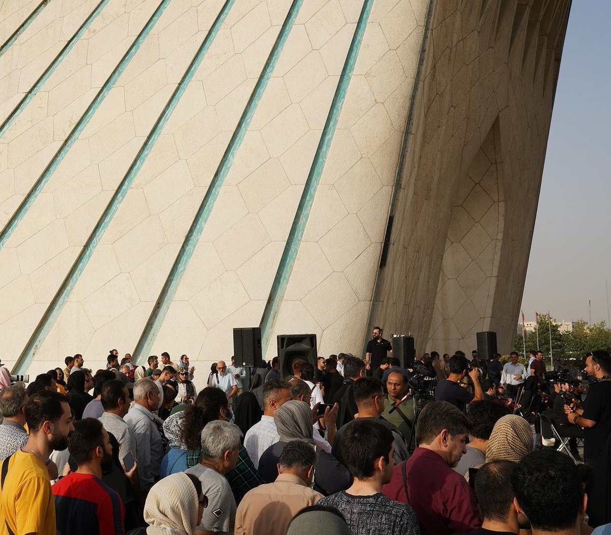 Organoponico1's tweet image. از واکنشها به #کنسرت_شجریان حرص نخوریم.
خوشحال باشیم برای بیشمار تهرانی‌هایی که از این شب لذت خواهند برد.

#طبقه_متوسط به بالا که تمام لذت زندگی جمعی را در به رخ کشیدن برند پوشاک، خوراک، لوازم خانگی خلاصه کرده، کنسرت و تئاترش هم باید گران باشد، لاکچری باشد.
سیاسی کردنش بهانه‌ست!