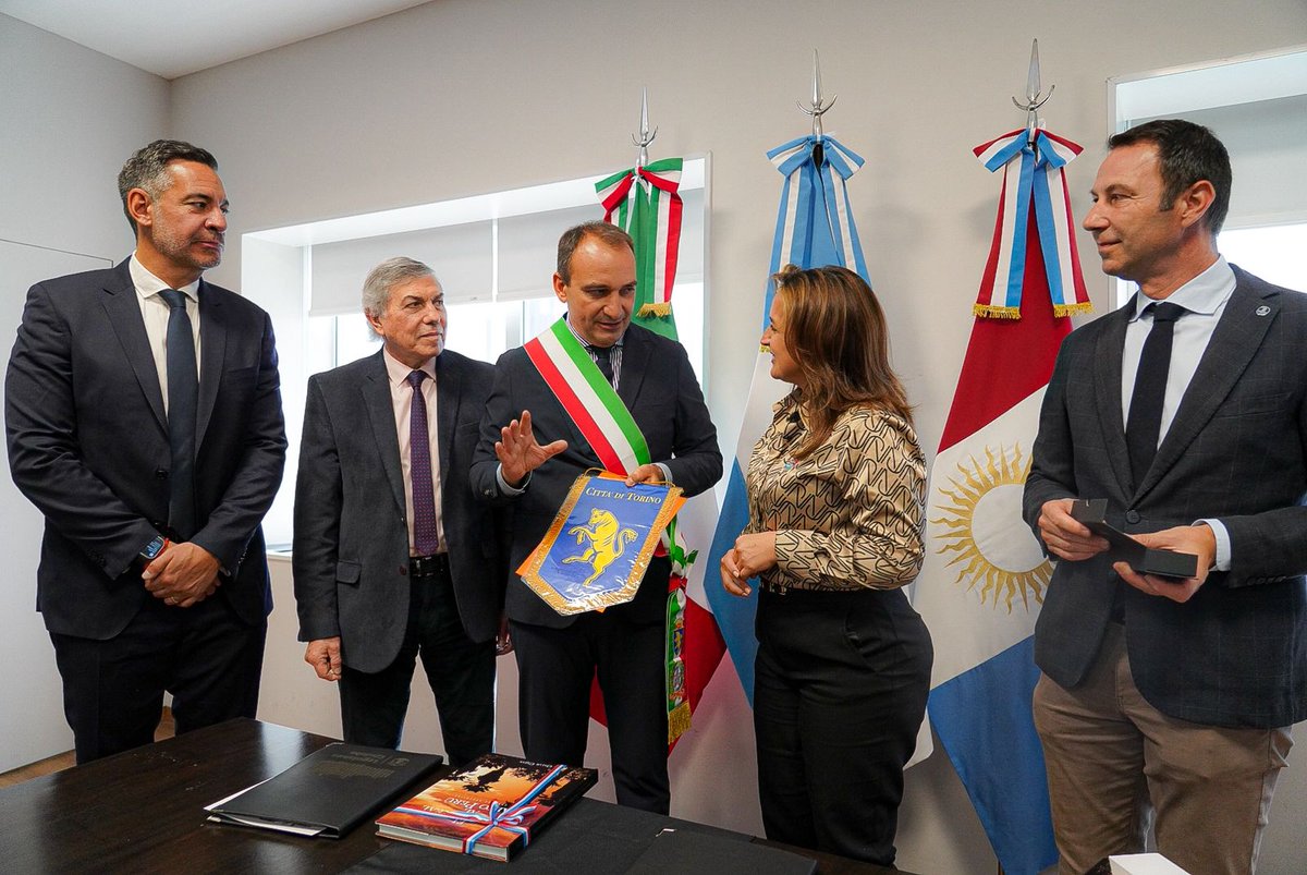 miguelsiciliano's tweet photo. Junto a la vicegobernadora @myriprunotto y a @carlosmassei recibimos en la #Legislatura a la Comitiva de la Ciudad de #Turín, Italia. Un gran encuentro con la Cónsul General, el Intendente de la ciudad, el rector del Politécnico y otras autoridades, para afianzar las relaciones institucionales y reforzar los lazos existentes entre ambos pueblos.

Seguimos construyendo una Legislatura conectada al mundo.