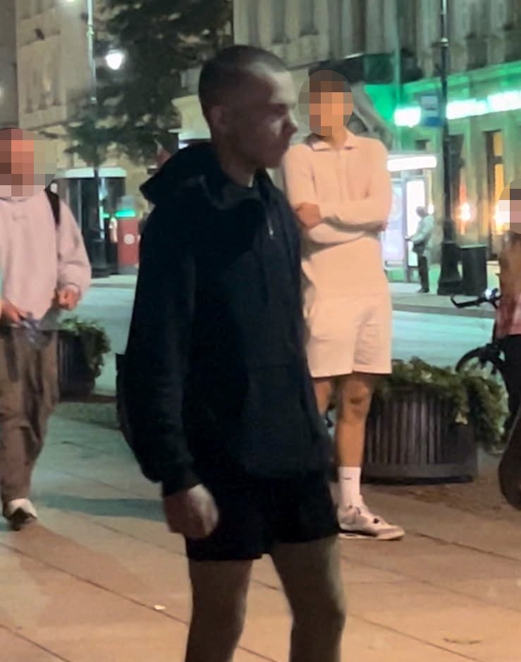 Na Krakowskim Przedmieściu w Warszawie młody mężczyzna na hulajnodze elektrycznej wjechał w wózek z niemowlęciem, a następnie miał wyzywać matkę i babcię dziecka oraz rozpylić wobec jednej z nich gaz pieprzowy. Po zdarzeniu uciekł z grupą nastolatków na hulajnogach. 

Policja