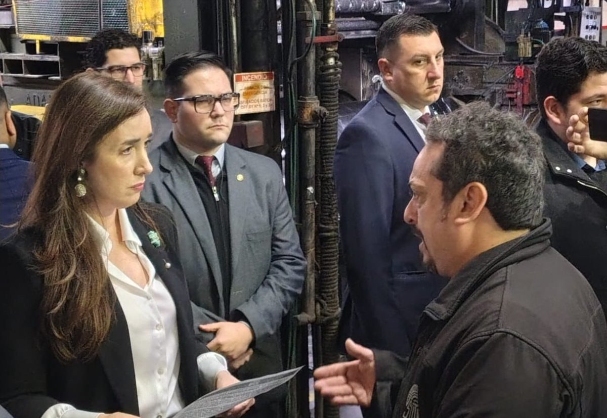 lpsargentina's tweet photo. 🏋🏽♂️🚨💥PRECALENTANDO
Mientras el presidente le explota el país, Villarruel visita FATE, la fábrica de neumáticos en conflicto laboral y escucha a los trabajadores que reclaman contra el modelo del gobierno nacional. Fuerte
#coimasgate
#CENSURA
#TransicionDemocratica https://t.co/yWeIG5qdww