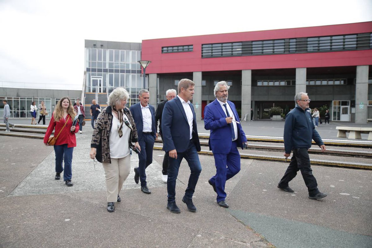 hautsdefrance's tweet photo. Cet après-midi, le vice-président @rigaud_laurent a poursuivi son immersion en se rendant à la Cité scolaire Voltaire de #Wingles pour échanger avec les élèves et les équipes pédagogiques.

✅ L’occasion de parler orientation, métiers et avenir des jeunes en #hautsdefrance. https://t.co/E3XARUbWTk