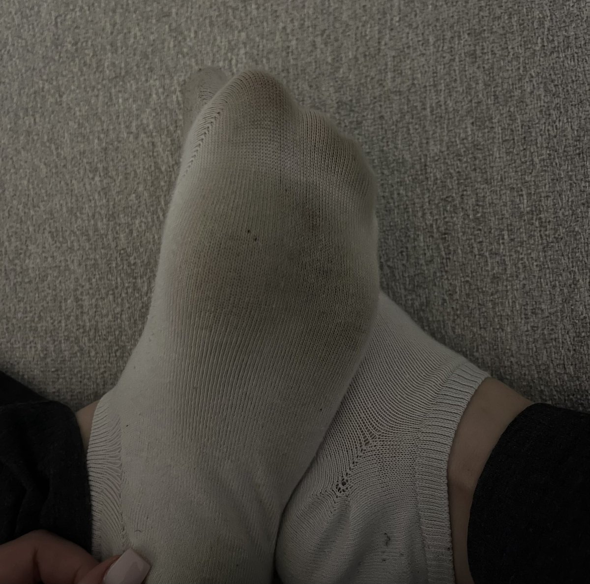 Der Duft meiner lang getragenen Socken sind perfekt für deine Sklaven Nase! 🦶🏼
Wem soll ich sie zuschicken? Dm;) 
#feetworship #feet #getragenesocken #füße #socken