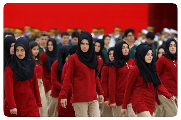 Kız imam YOK...
Kız imam ihtiyacı YOK...
İmam hatipli...
kız öğrenci sayısı 370.000...
....
Bu arada neden kadın imam YOK
Hatta İslam'da neden hiç kadın 
yetkili YOK.
Hatta ve hatta,neden kadına eksik etek gözüyle bakılıyor. 
Hatta ve hatta ve hatta.......uzar gider.