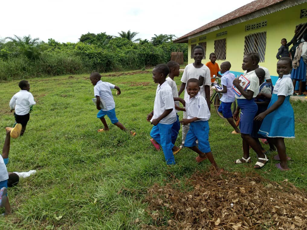 🔴🇨🇩Budjala -RDC : C’est la première semaine de la rentrée scolaire. Le sourire sur les visages, les enfants soutenus par les partenaires allemands #MissionKongoeV sont désormais rassurés pour un avenir radieux 
mission-kongo.de/schuelerstipen…