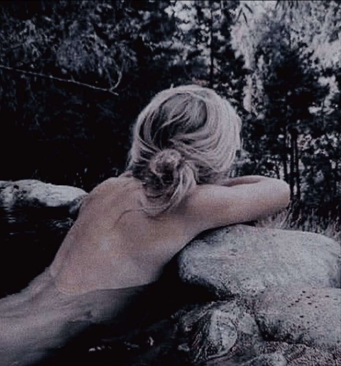 Don’t mind Daenerys’ as she just enjoys the water alone. Just her and her thoughts.