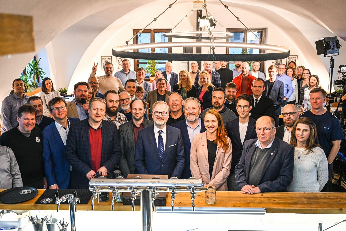 pf_2025_'s tweet photo. Pojďte se na posledy sejít v rámci inciativy #PF2025. S Petrem Fialou, 11.9. od 17.00 na Jakubském náměstí v Brně - za kostelem. Chceme zůstat v EU a NATO, nechceme popuslity a kamarádit se s Putinem. Těšíme se na Vás. #PF2025 https://t.co/AI7H0h3rQv