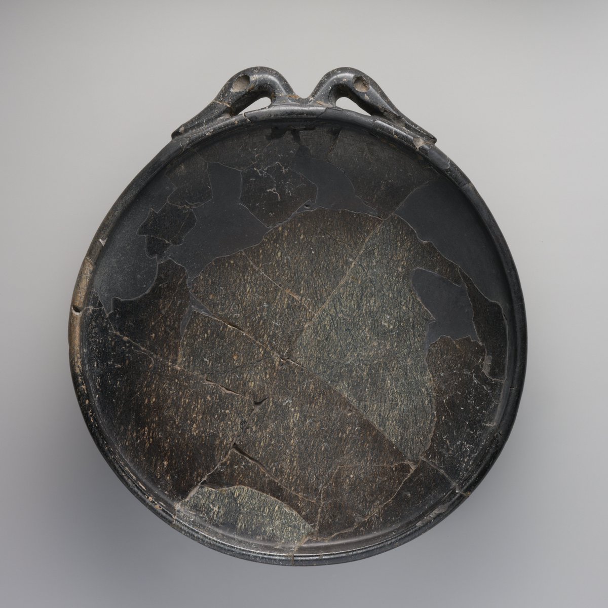 ظرف پایه‌دار با تزئیناتی به شکل سر اردک
جنس: سنگ سرپانتین
دوره: هخامنشی
مکان کشف: خزانه تخت جمشید
مکان نگهداری: موزه متروپولیتن