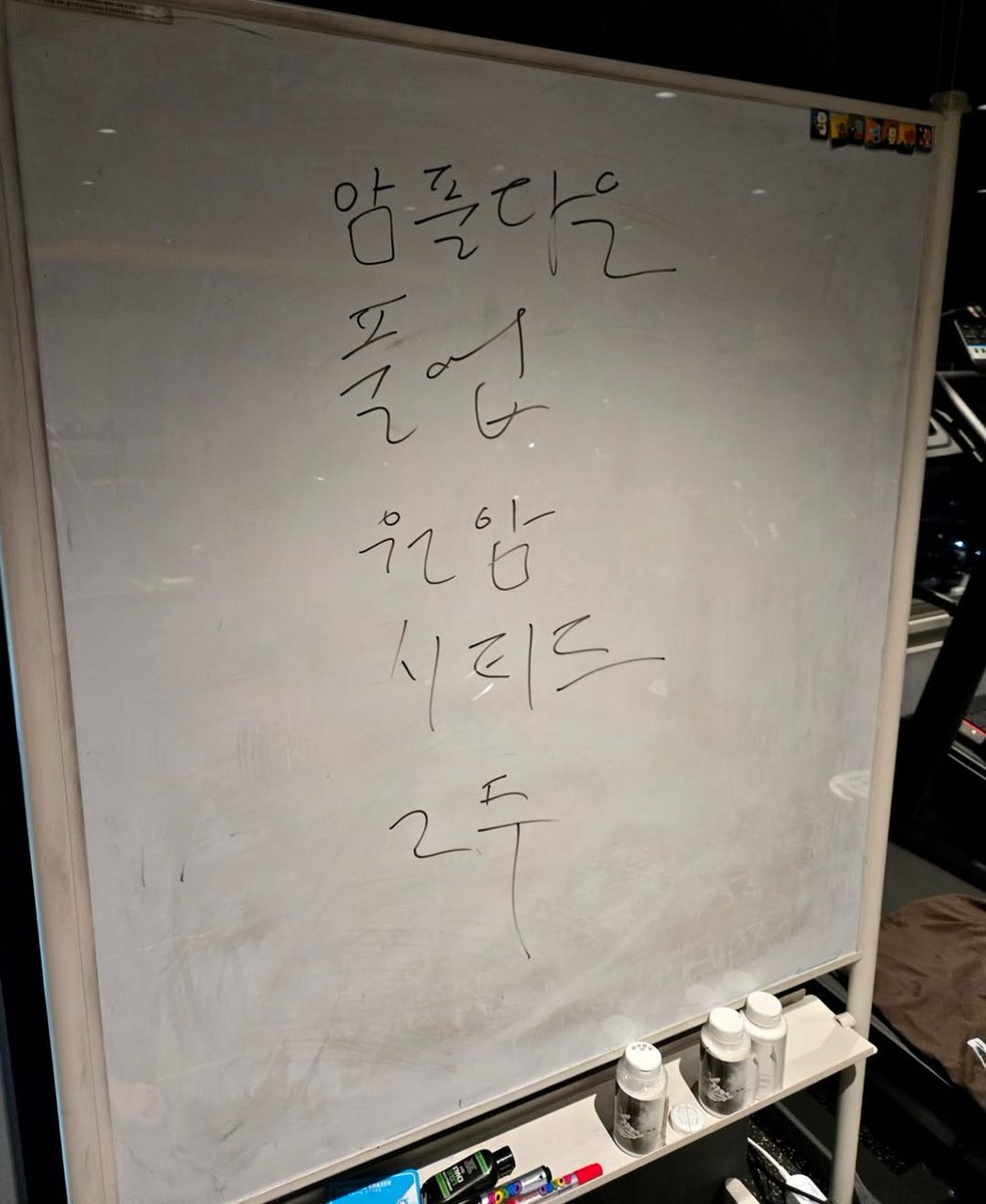 BTStranslation_'s tweet image. BTS INSTAGRAM UPDATE RM/NAMJOON 250903 PT.4

NJ: love comes back

[in the pic]

Arm/lat pulldown
Pull up
One arm
Seated
Biceps