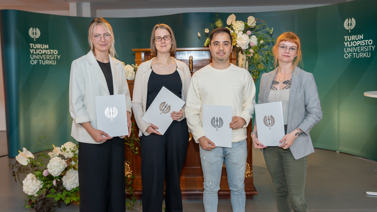 Tänään 2.9. jaettiin <a href="/UniTurku/">Turun yliopisto - University of Turku</a> avajaisjuhlassa väitöskirjapalkinnot. Väitöskirjojen taso oli poikkeuksellisen korkea.

Väitöskirjapalkinnon saivat FT Roosa Wingström, FT Javad Rajabalizadeh, FT Anna Kautto sekä OTT Nea Lepinkäinen.
<a href="/annakau/">Anna Kautto</a> <a href="/roosawi/">Roosa Wingström</a> 
Onnea! 🎉