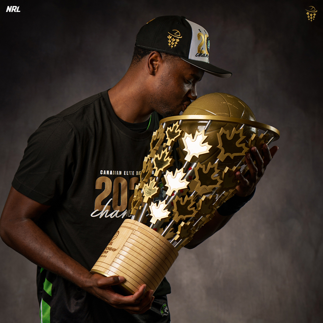 RiverLions's tweet image. Find someone who LOVES you like this 😍😂

We&apos;re so happy to have the🏆home again!

#RunItBack | #PullUp