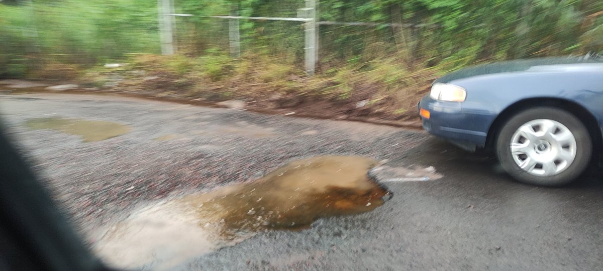 BachesTonala's tweet photo. Continúa la tiradera de agua y minando la carpeta de asfalto hay la lleva el socavón ante la omisión de todas las autoridades. @siapagdl
@gobierno_tonala @GobiernoJalisco 

Nos ayudan a difundir de favor @Trafico_ZMG @NTRGuadalajara @Pagina24Jal @CANAL44TV https://t.co/BrWERBMFNA