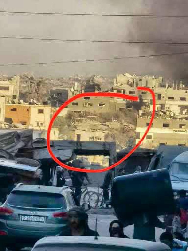islambader_1988's tweet photo. المشهد من حي الشيخ رضوان
الدبابات في محيط البركة على مرمى البصر من عشرات آلاف الغزيين في شارع الجلاء https://t.co/lOr77W7uhC