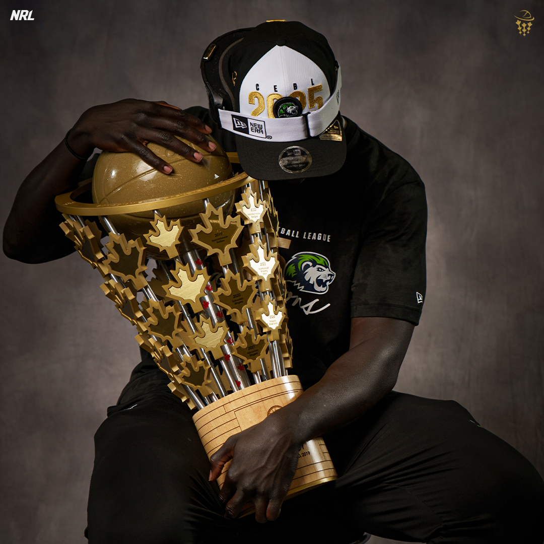 RiverLions's tweet image. Find someone who LOVES you like this 😍😂

We&apos;re so happy to have the🏆home again!

#RunItBack | #PullUp