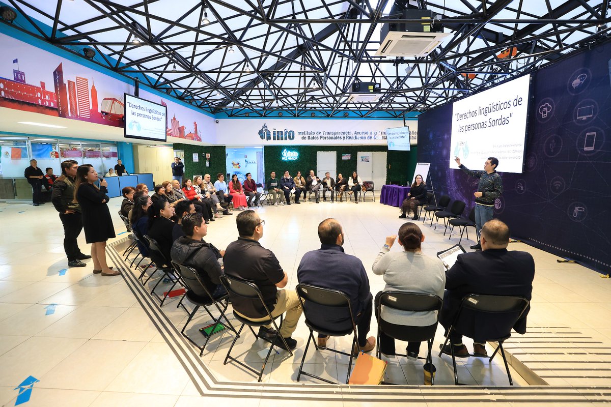 La Secretaria Ejecutiva del #INFOCDMX, <a href="/sariadna/">sandra mancebo</a>, inauguró la primera sesión del Curso de Lengua de Señas Mexicanas, impartido por los intérpretes independientes Óscar Niño Bernal, presidente de la <a href="/CoPeSoR/">CoPeSoR</a>, <a href="/Erikmex/">Erik Arellano</a> y Sandra Hernández García. 
Esta actividad contará con un total