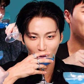 whys seonghwa serving major face in the thumbnail