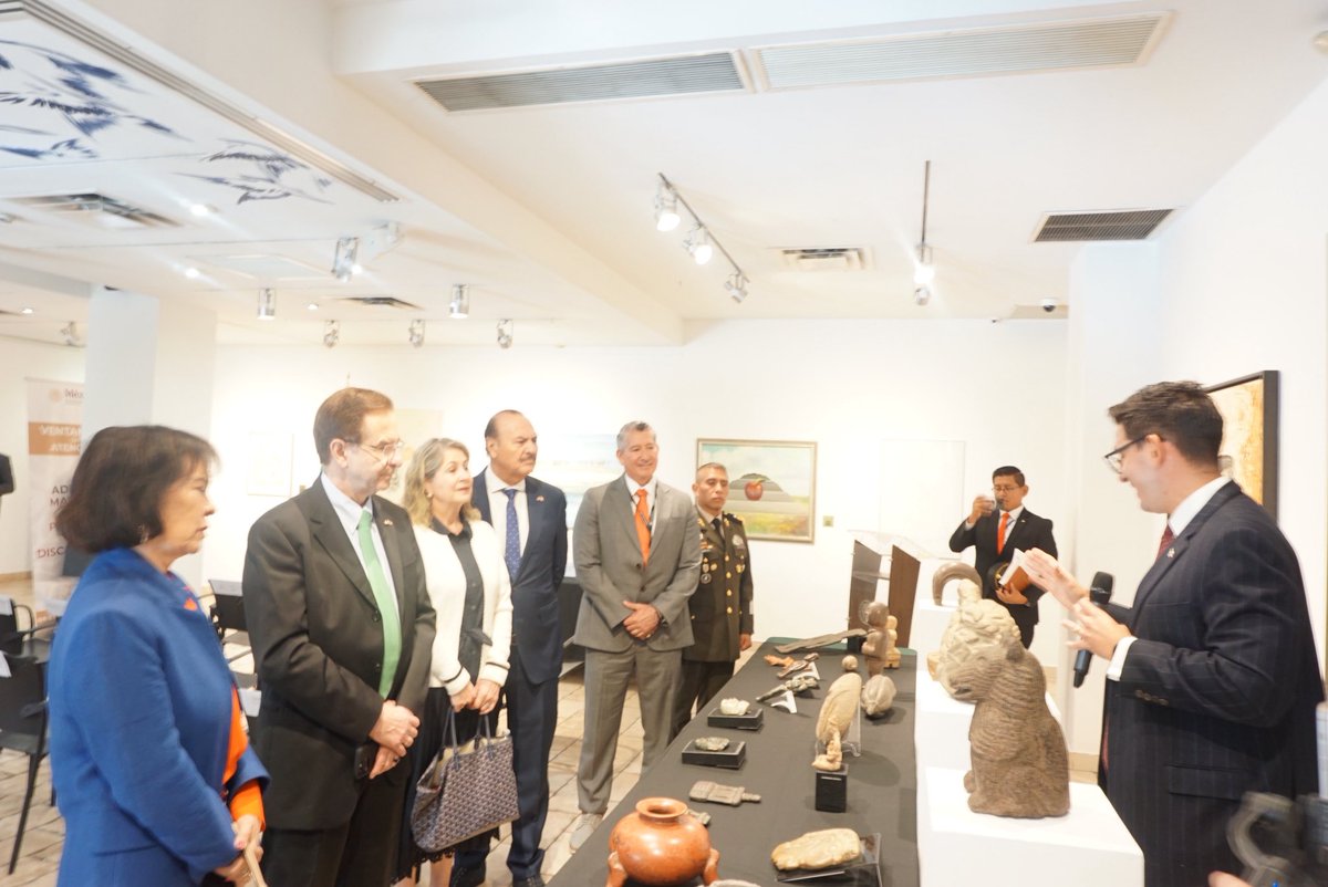 ConsulMexNuy's tweet photo. En presencia del Embajador @emoctezumab de @EmbamexEUA el CG @mbuciom anunció la reapertura de la sala Octavio Paz donde se exhibirán permanentemente obras de artistas mexicanos y presentó extraordinarias piezas arqueológicas de origen prehispánico que serán repatriadas a México. https://t.co/vFyr50RijP