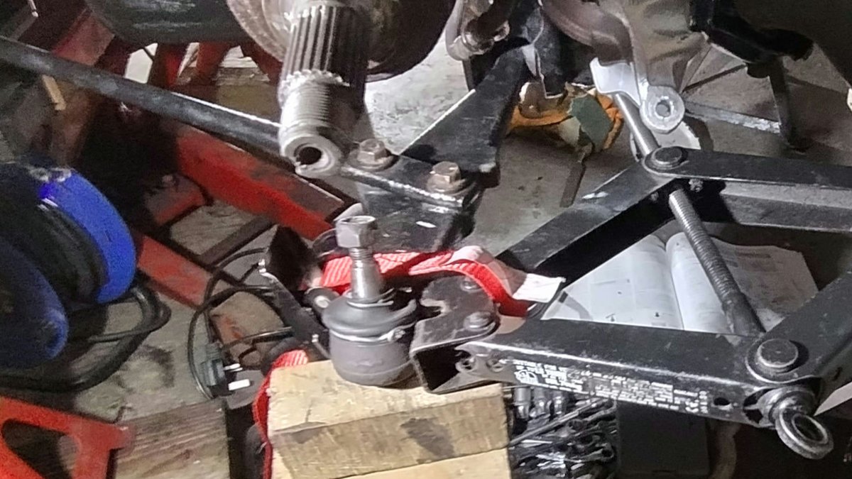 Finally got the arm to tiebar bolt holes to line up. Took a lot of force so ratchet strapped the scissor jack to the arm as I didn't fancy that lot flying backwards as due to lack of room, I was sitting in front of it. #Rover216GTi