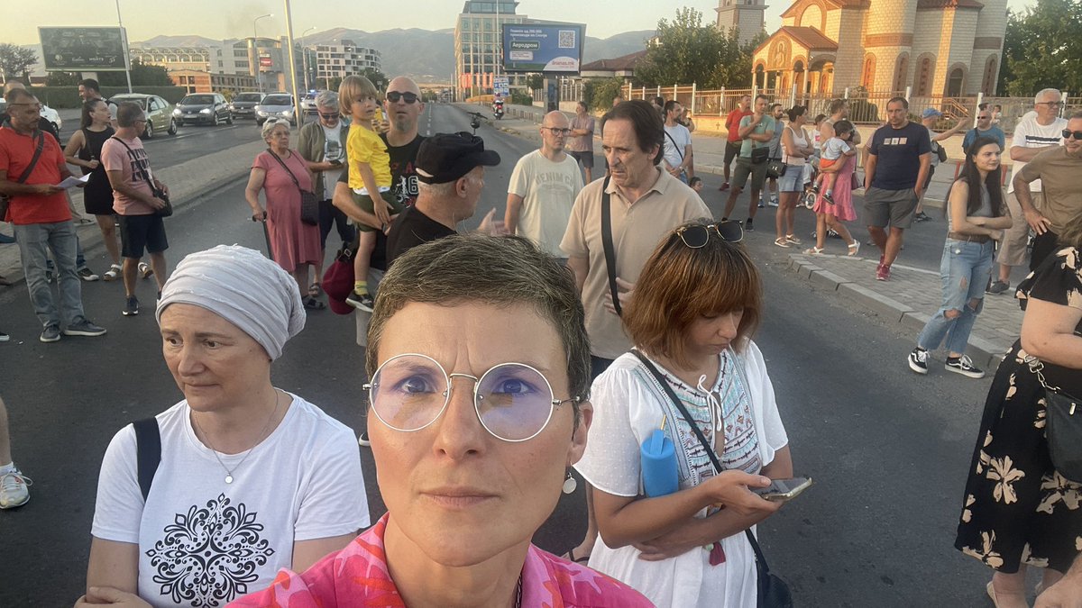 Аеродром претставен од малкумина. Ало Скопје?! Ако труежот не нѐ засега, не знам што треба да не засега. Заслужуваме подобро. Да повториме помасовно додека ова не се реши.
Секој ден во 18!😡