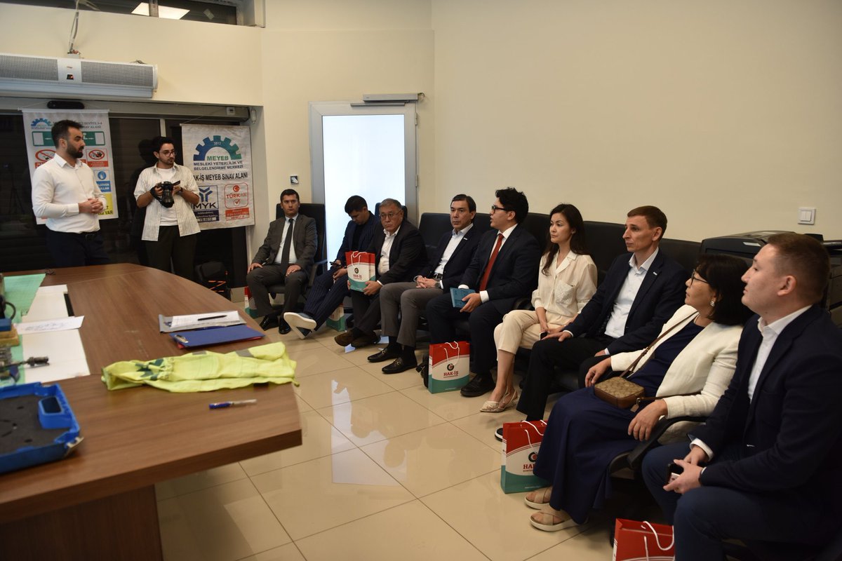 Kazakistan Heyetinden HAK-İŞ’e Ziyaret

Ülkemizde bulunan Mesleki Yeterlilik Kurumu’nun (MYK) kurumsal işleyişlerini öğrenmek, Türkiye’ye özgü olan Türkiye Yeterlilikler Çerçevesini yakından takip edebilmek ve belgelerin uluslararası geçerlilik süreçleri hakkında bilgi almak