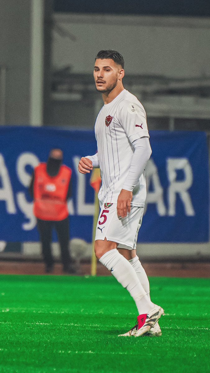 🚨 Trabzonspor, 27 yaşındaki orta saha oyuncusu Görkem Sağlam ile bir görüşme gerçekleştirdi. Oyuncu Trabzonspor'a gelmeye sıcak bakıyor. Trabzonspor kulübü ise orta sahadan bir isimden çıkıp oyuncuyu renklerine katmayı hedefliyor. Bu isim ise yüksek ihtimalle Ozan Tufan.