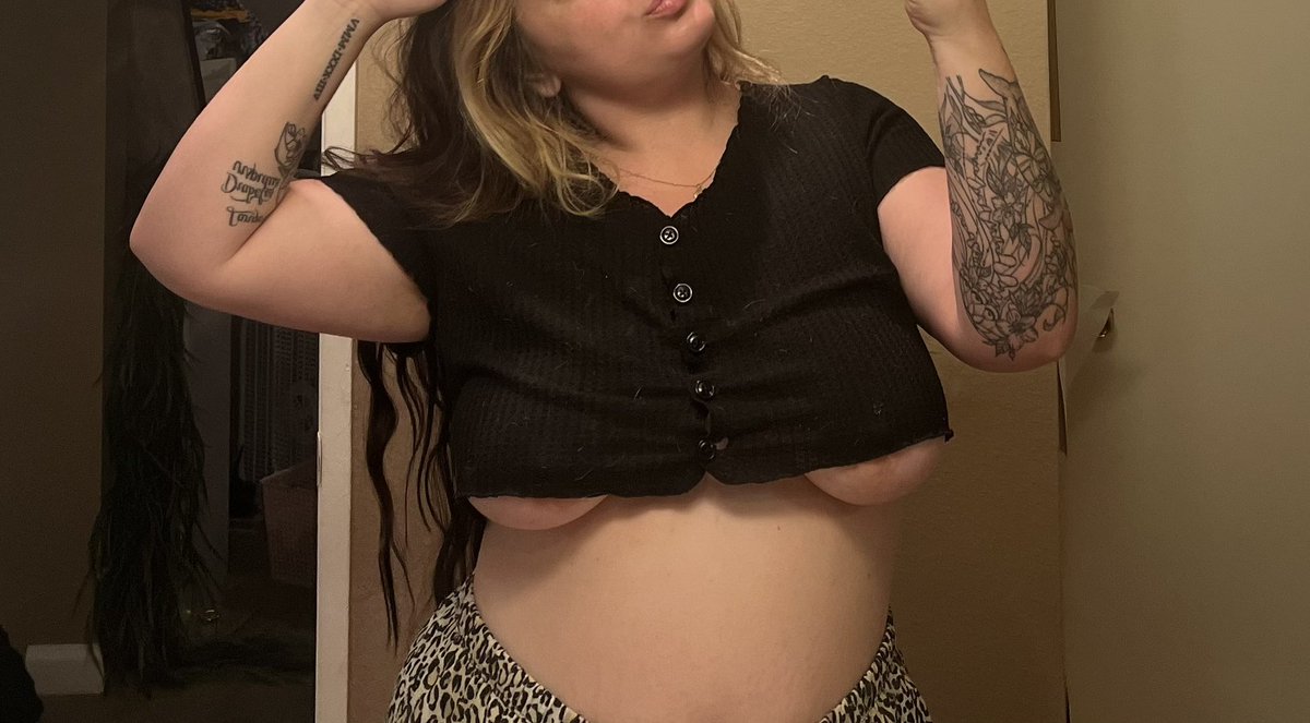 GoddessCat333's tweet photo. Close up of my profile pic to remind yall why you’re at my feet begging for more losers ✨#paypig #findom #slaveboy https://t.co/P9KdzeCFd8