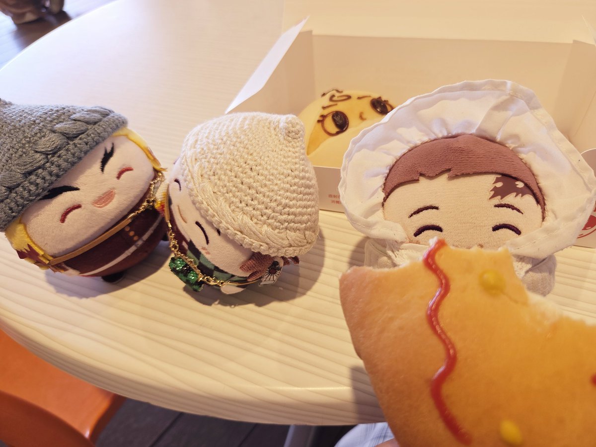 (っ˶´◜ᴗ◝`˶c)にちゃも！あい、あーん！
(っ˶´◜ᴗ◝`˶c)ありがと！あーん！ﾓｸﾞﾓｸﾞ…おいしね〜✨のこりは、よんなんちゃがたべていいからね！
(っ˶´◜ᴗ◝`˶c)うん！あむあむ……ん〜💕おいち〜💕

(っ •̀ ᴗ •́ c)幸せそうで良かった！
(っ˶´◜ᴗ◝`˶c)はい！