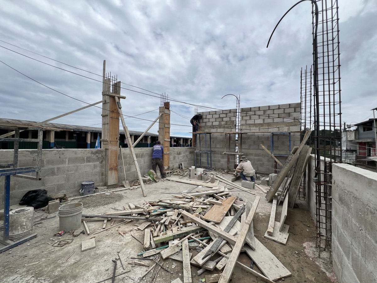 Avanzamos con el remozamiento de la Escuela Oficial Urbana para Varones Filadelfo Ortiz García.  Actualmente, se construyen dos módulos de salones, se realiza el pintado del establecimiento y la instalación de luminarias. 💡📚 #SanJuanSacAvanza