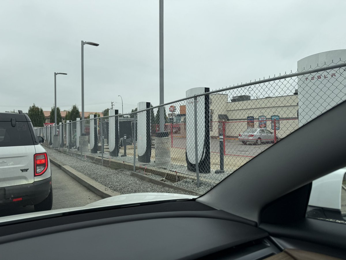 DriveTeslaca's tweet image. Tesla has started construction on a new Supercharger in Abbotsford, BC 🇨🇦⚡️

12 V4 Supercharger posts are being installed in the Dairy Queen parking lot at 34596 Delair Rd.

Thanks @ryndelacruz for the photo!