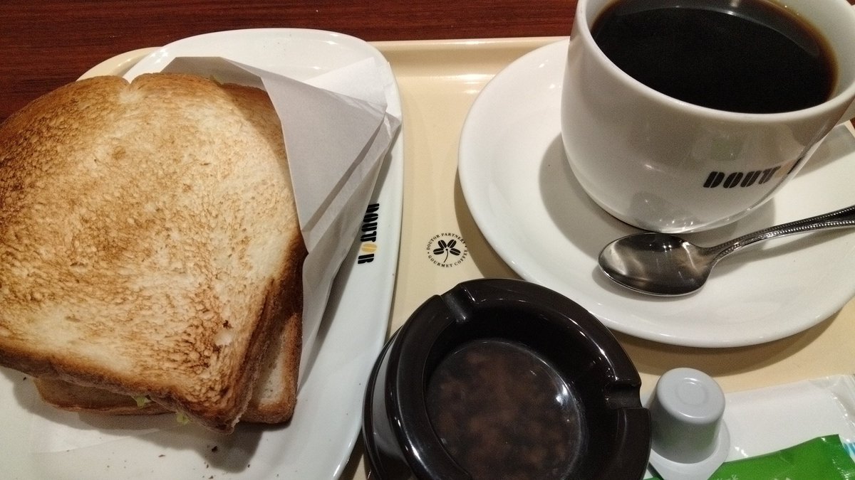 おはようございます
今朝も仕事終わりにハムサンド食べます　海老名帰っても仕事あるのがつらい　バイトの皆様のおもちゃにされました　ぴえん