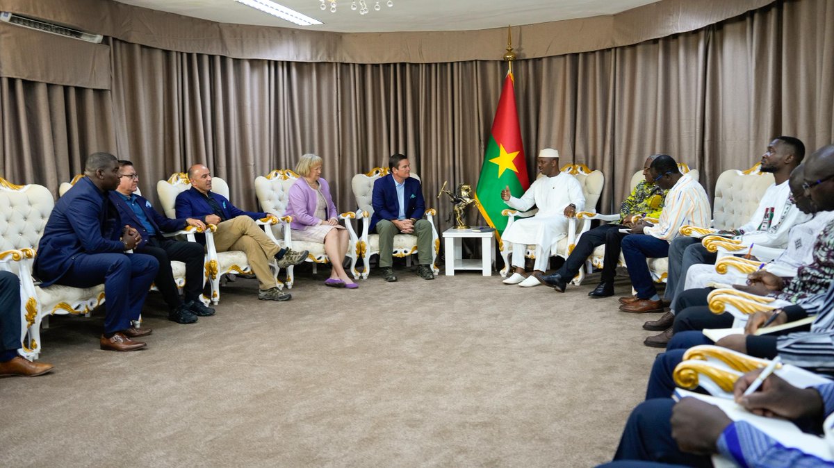 Une délégation bipartite du Congrès des États-Unis, conduite par le Représentant James Austin Scott, s'est rendue au Burkina Faso le 29 août 2025, marquant la première visite de ce type depuis plusieurs années et soulignant le renforcement continu des relations entre nos deux