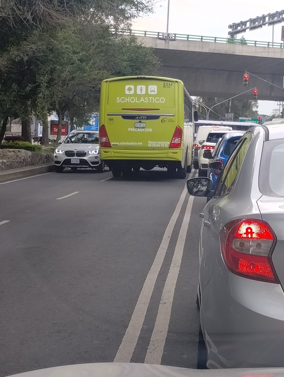 jrbv70's tweet photo. @scholasticomx 2 camiones en plena hora pico en la Av Ejército Nacional 

Espero que no hayan tenido niños https://t.co/NB1oBaOjAA