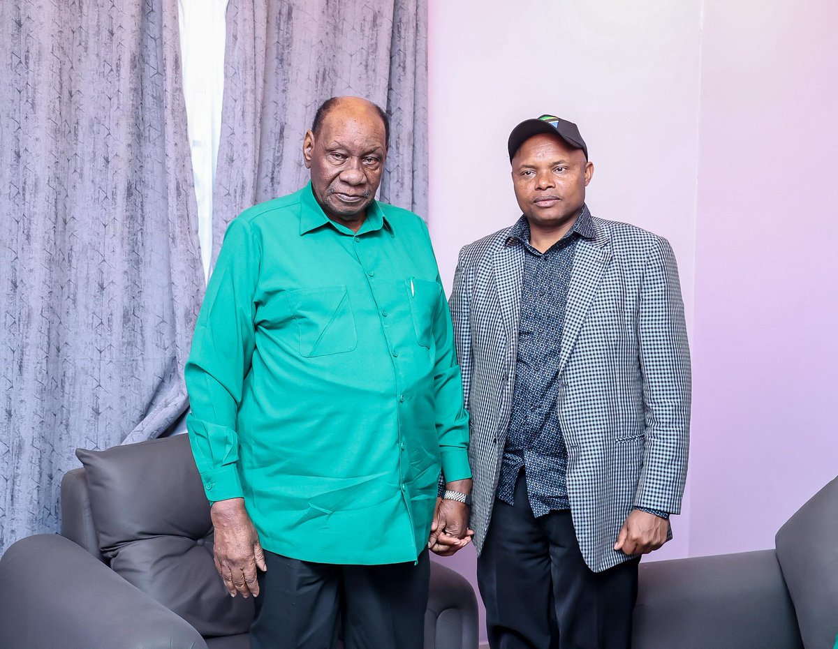 Pichani MAKAMU Mwenyekiti wa Chama Cha Mapinduzi (CCM) Tanzania Bara, Stephen Wasira akiwa pamoja na Aliyekuwa Mbunge wa Mbulu Vijijini, Flatei Gregory Massay, aliporudi rasmi katika chama cha mapinduzi (CCM) akitokea ACT Wazalendo alipokua amejiunga hivi karibuni.