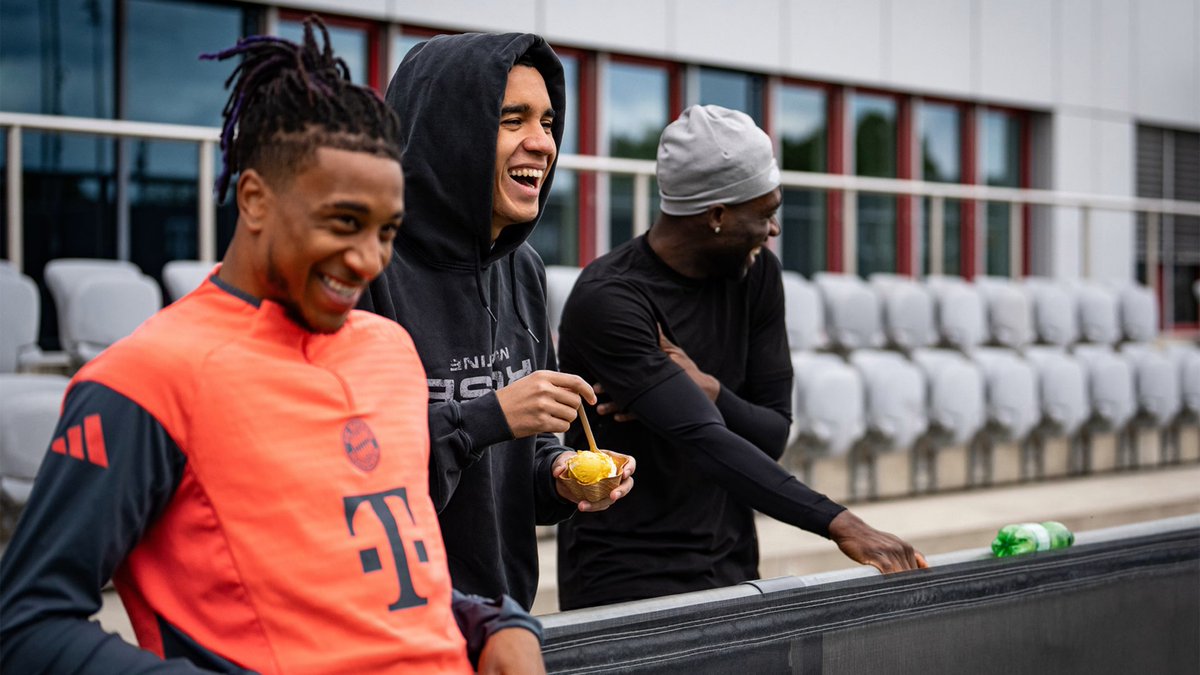 • Your best friend in the team is Alphonso Davies, who is also out injured with a torn ACL. Leroy Sané, with whom you also get along well, left the club. Who is currently the teammate who can support you?

Musiala: "Phonzy and I are close together in rehab. When we can work