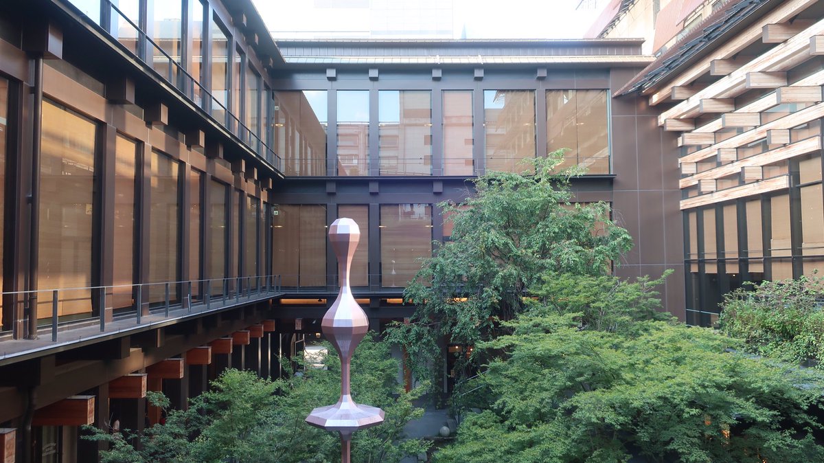 noriegu's tweet image. 旅行者の宿泊に特化することなく、居心地の良い場の提供を通じて、様々な人たちの交流を創出しています。
その姿は、新たな価値の共創の手法について示しています。
#acehotel #acehotelkyoto
#エースホテル京都