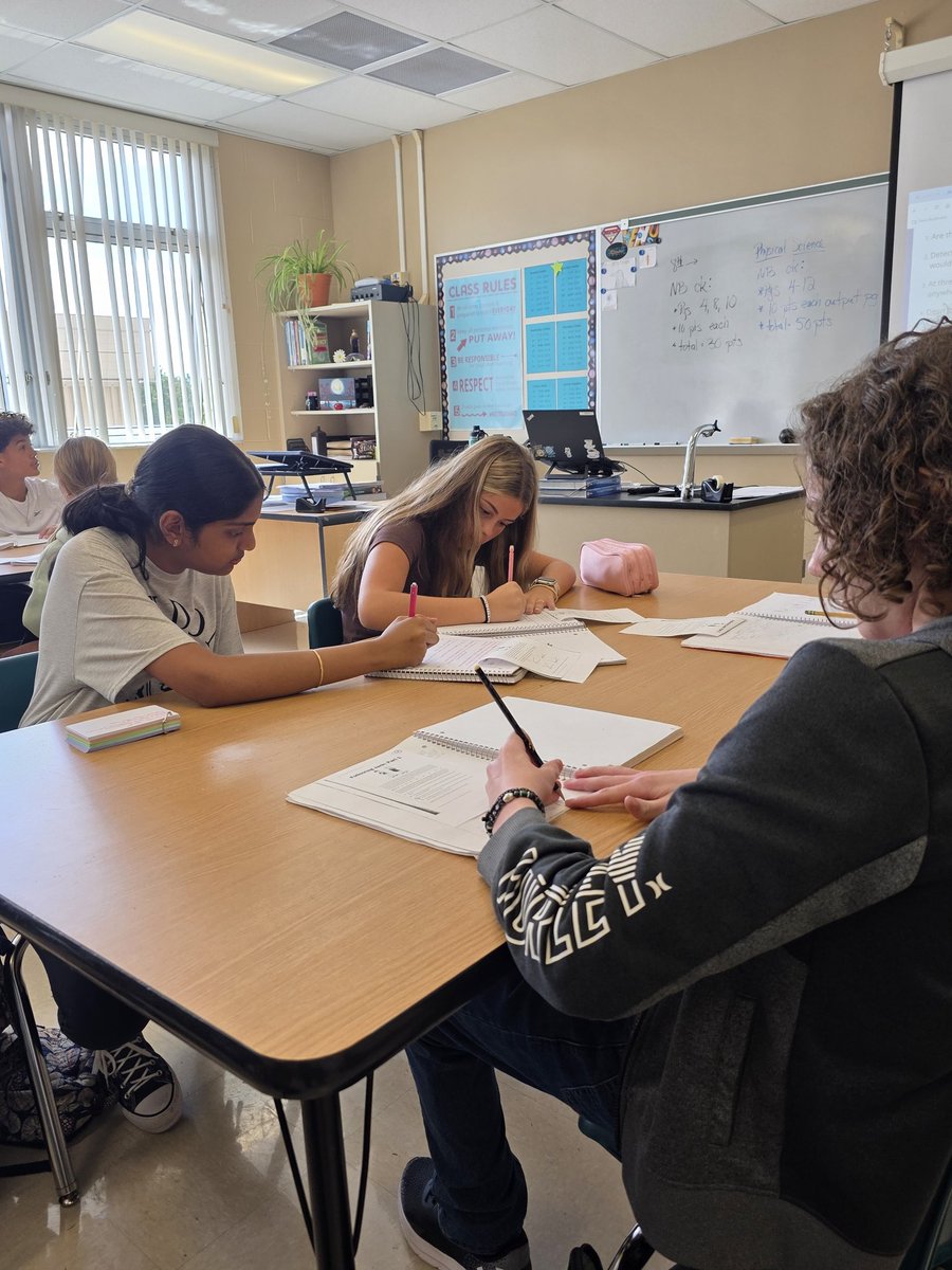 MsMcCracken1's tweet image. Students in Physical Science Honors explored relationships between speed, position, time, velocity, and acceleration during Mrs. Yasurek-Dingman&apos;s and Mrs. Aursland&apos;s classes today. #RusheNation #SoaringtoExtraordinary #RavensFueltheFire @rushemiddle