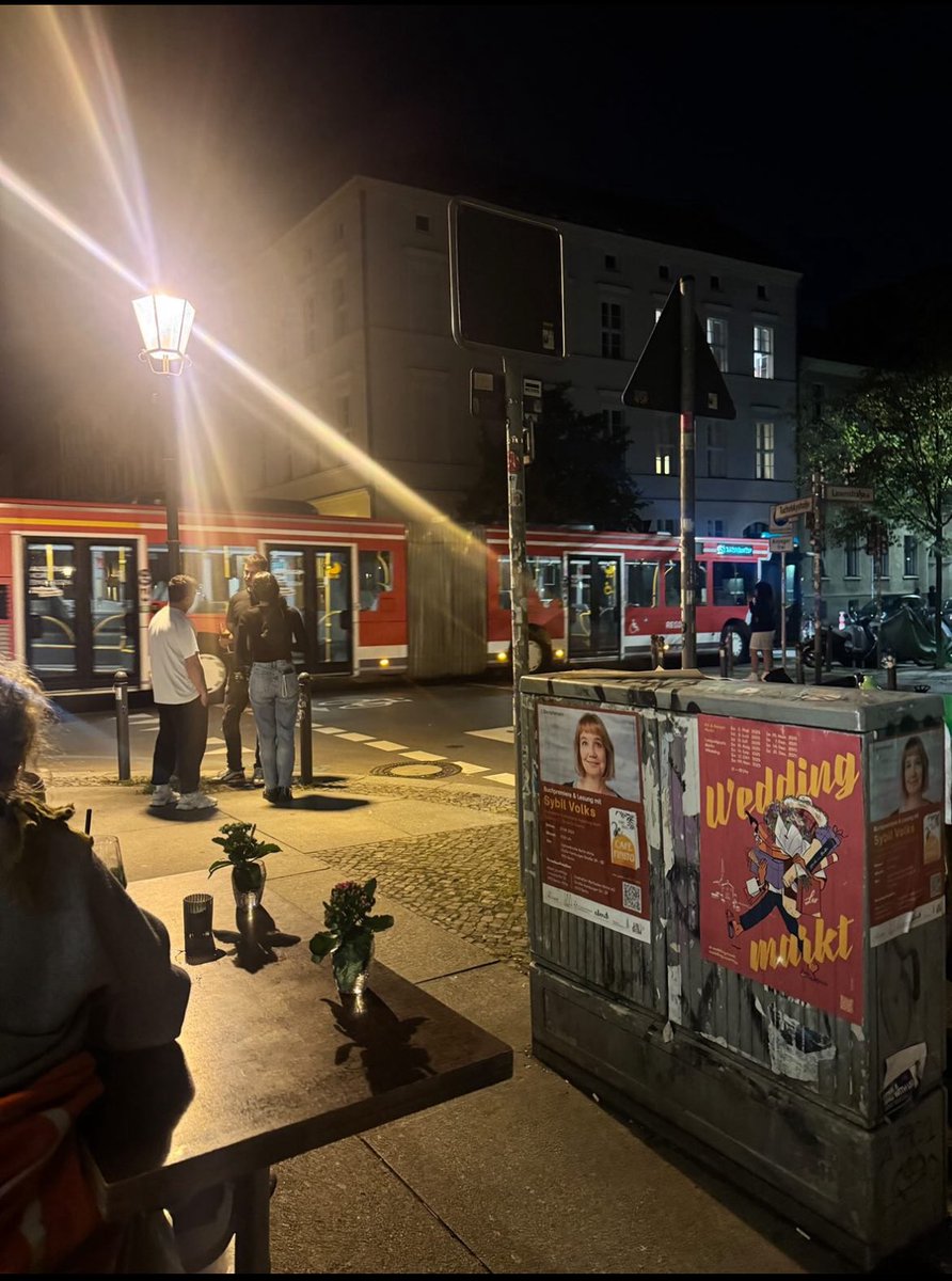 Poller sind nicht nur Ausdruck grüner Spießigkeit, sie bringen Menschen unnötig in Gefahr oder wie letzten Freitag in der Tucholskystraße den Schienenersatzverkehr der S1 zum Erliegen. Der Bus musste rückwärts wieder herausrangieren, nachdem er sich dort festgefahren hatte.