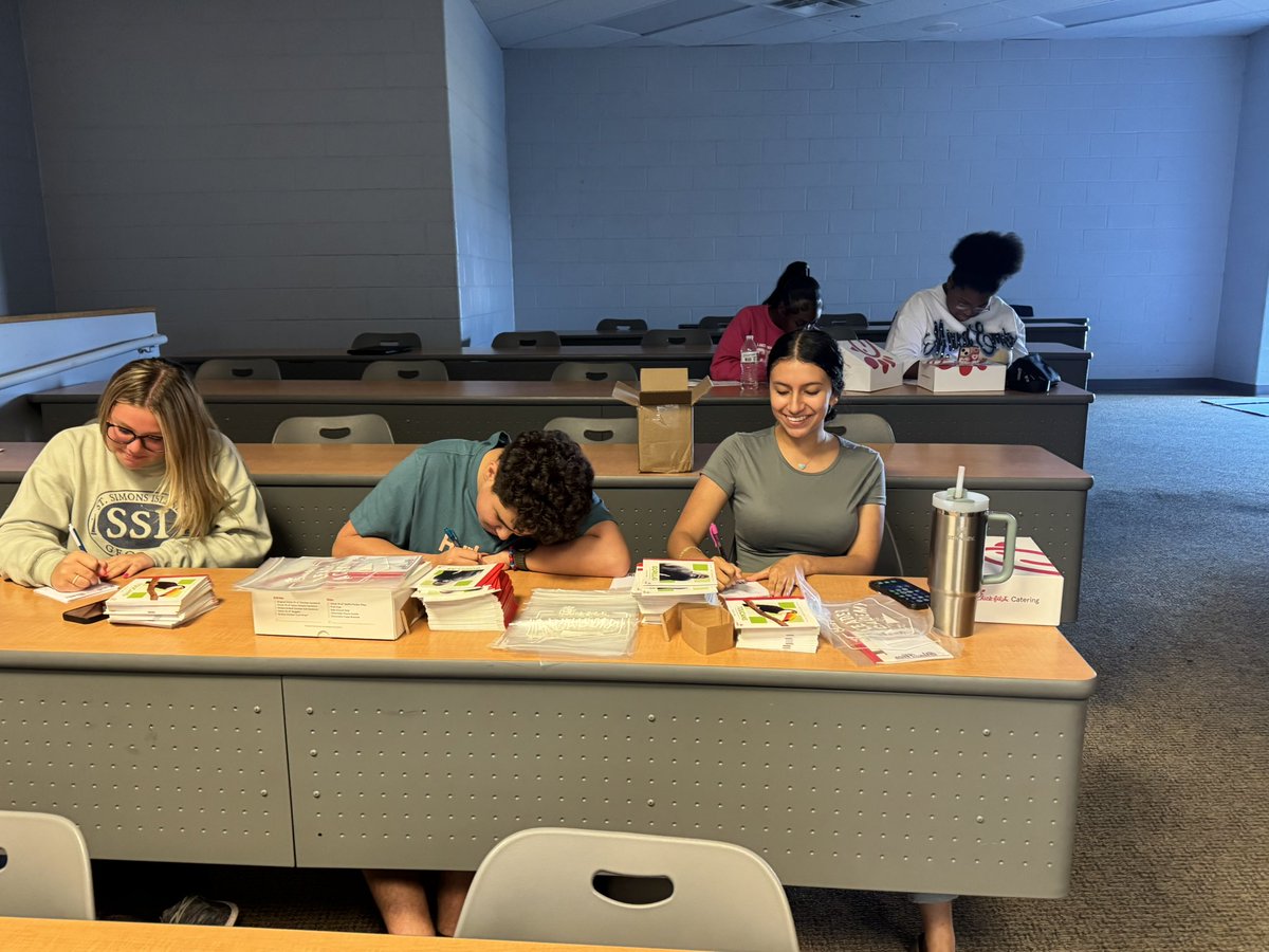 CFALALCHS's tweet photo. We had a GREAT kickoff! Students formed leadership teams, played an icebreaker, and put together bags for the 1 million book giveaway! #ImpactThroughAction ❤️🐊🫶 https://t.co/4MBf9IJXI2